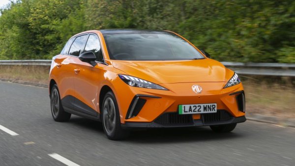 Много силен европейски дебют за новия електрически кросоувър на MG. Някогашната британска марка днес е част от китайския гигант SAIC. Базовото MG 4 има 50-киловатчасова батерия, 171 коня мощност и изминава 350 км с едно зареждане. Цената започва от около 30,000 евро. 
